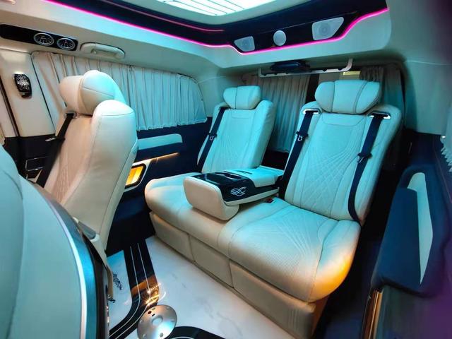 7座高顶奔驰V260迈巴赫商务车现车配置特价解读-