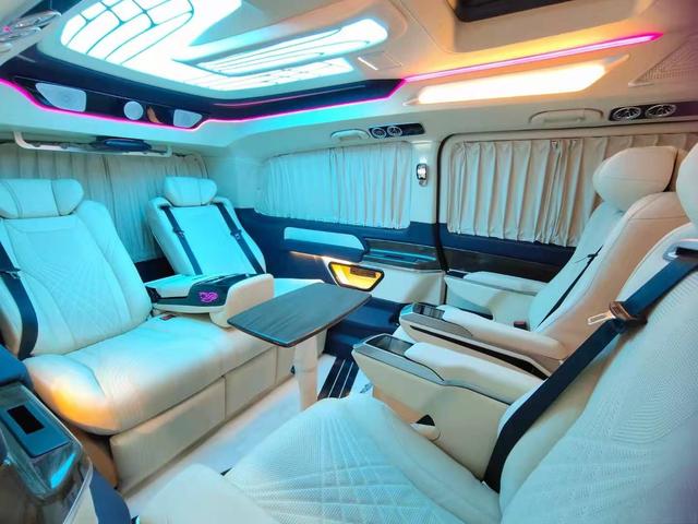 7座高顶奔驰V260迈巴赫商务车现车配置特价解读-