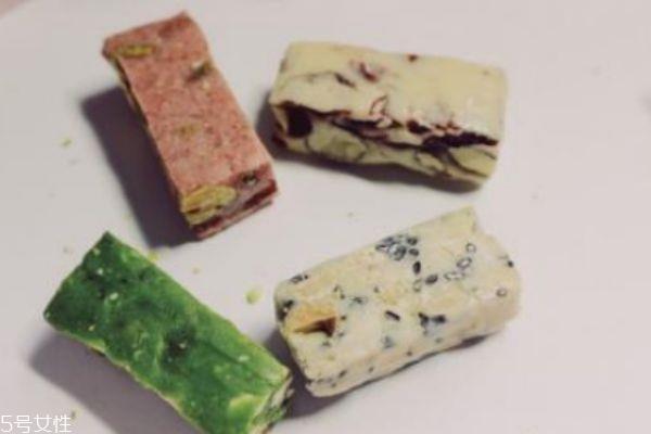 雪花酥和牛轧糖的区别 升级版牛轧糖 雪花酥和牛轧糖的区别 升级版牛轧糖