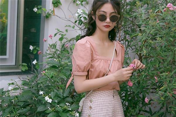 泡泡袖上衣什么颜色好看 泡泡袖上衣夏日穿搭 泡泡袖上衣什么颜色好看 泡泡袖上衣夏日穿搭