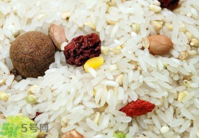 ​八宝粥可以放蜂蜜吗?八宝粥能放蜂蜜吗?