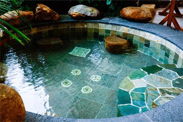 泡温泉可以缓解肌肉酸痛吗 泡温泉泡出汗好吗 泡温泉可以缓解肌肉酸痛吗 泡温泉泡出汗好吗