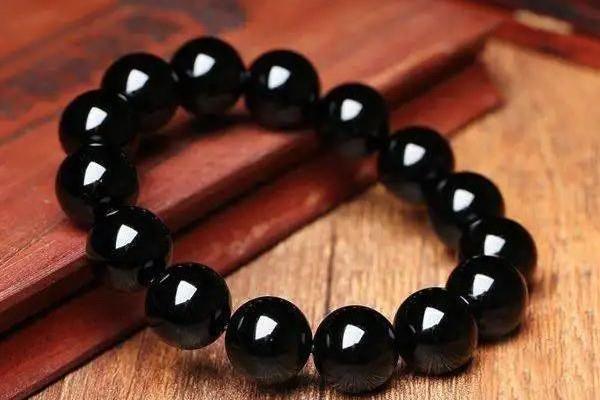 黑曜石适合什么属相 黑曜石适合女人戴吗 黑曜石适合什么属相 黑曜石适合女人戴吗