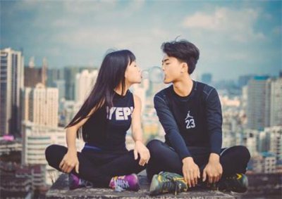 ​大学图书馆遇到心动的女生怎么追