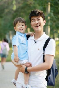 ​泰迪姐妹团面和心不和 上演现实版《甄嬛传》！