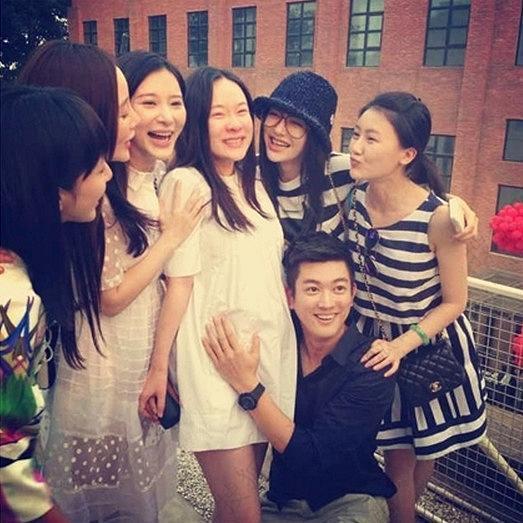 泰迪姐妹团面和心不和 上演现实版《甄嬛传》！