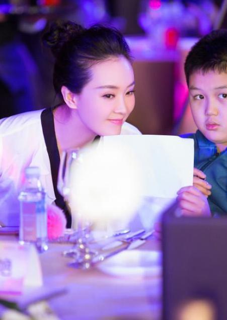 晴格格王艳儿子球球懂事了，气质高冷温柔体贴，妥妥的霸道小总裁