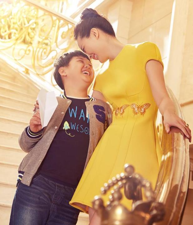 晴格格王艳儿子球球懂事了，气质高冷温柔体贴，妥妥的霸道小总裁