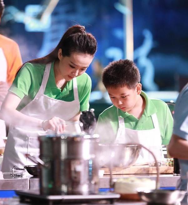 晴格格王艳儿子球球懂事了，气质高冷温柔体贴，妥妥的霸道小总裁