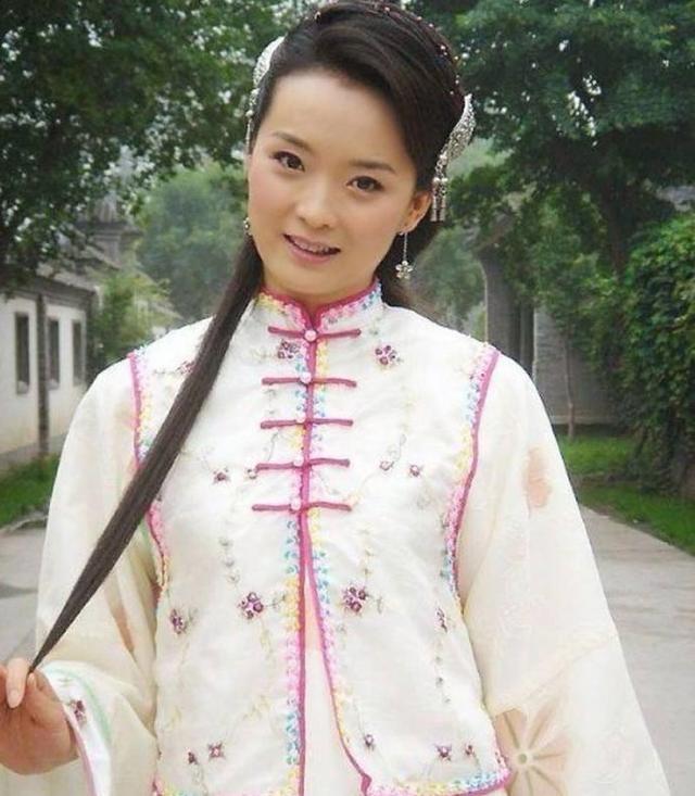 晴格格王艳儿子球球懂事了，气质高冷温柔体贴，妥妥的霸道小总裁