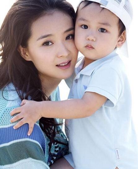 晴格格王艳儿子球球懂事了，气质高冷温柔体贴，妥妥的霸道小总裁