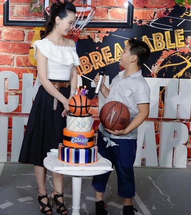 晴格格王艳儿子球球懂事了，气质高冷温柔体贴，妥妥的霸道小总裁