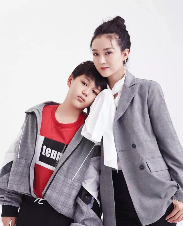 晴格格王艳儿子球球懂事了，气质高冷温柔体贴，妥妥的霸道小总裁