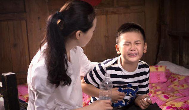 晴格格王艳儿子球球懂事了，气质高冷温柔体贴，妥妥的霸道小总裁