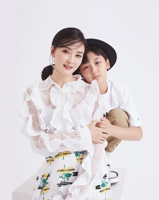 晴格格王艳儿子球球懂事了，气质高冷温柔体贴，妥妥的霸道小总裁