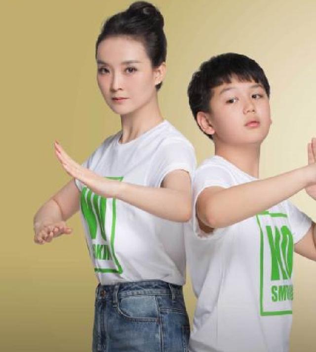 晴格格王艳儿子球球懂事了，气质高冷温柔体贴，妥妥的霸道小总裁