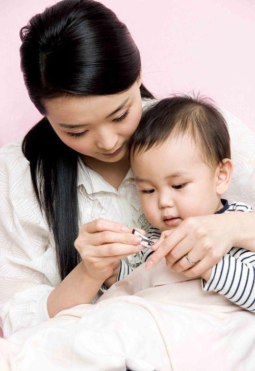 晴格格王艳胖脸发福，与继子王烁相差8岁，大12岁老公很疼她