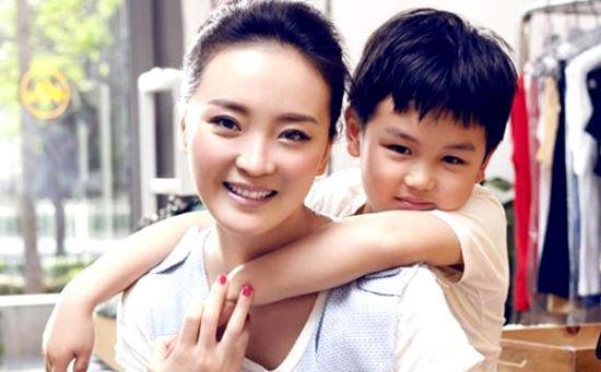 晴格格王艳胖脸发福，与继子王烁相差8岁，大12岁老公很疼她