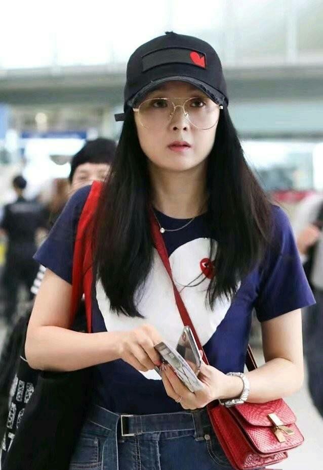 晴格格王艳胖脸发福，与继子王烁相差8岁，大12岁老公很疼她