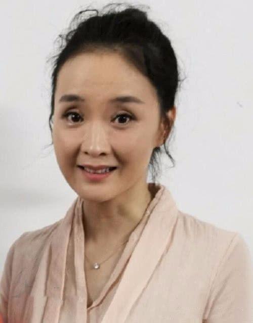 晴格格王艳胖脸发福，与继子王烁相差8岁，大12岁老公很疼她