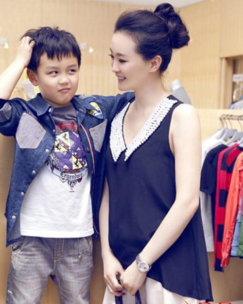 晴格格王艳胖脸发福，与继子王烁相差8岁，大12岁老公很疼她