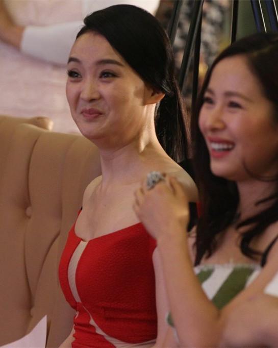 晴格格王艳胖脸发福，与继子王烁相差8岁，大12岁老公很疼她