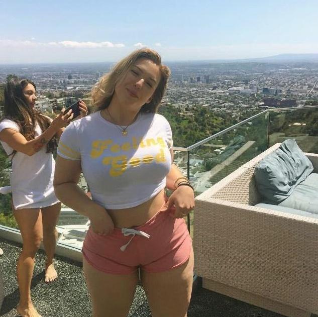 她虽是一位“重量级”，140斤却尽显女人味，今成知名大码女神