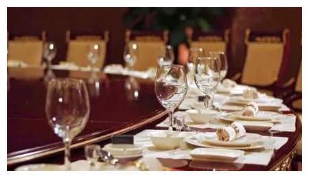 女子接吻咬断男友舌头，赔偿44万：过分的任性，像致命的刀