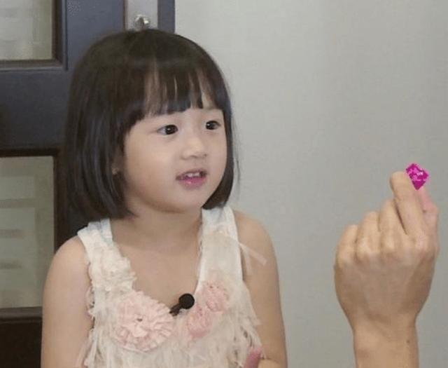 有种“美人胚子”叫吴尊女儿，如今才10岁，肤白貌美大长腿全都有