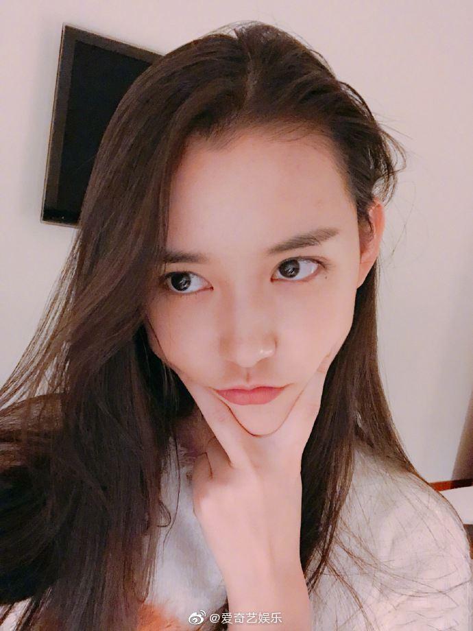 00后小花蒋依依现身中戏昌平校区，参加大一新生开学报到