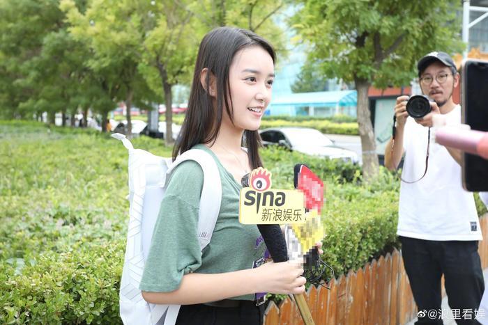 00后小花蒋依依现身中戏昌平校区，参加大一新生开学报到