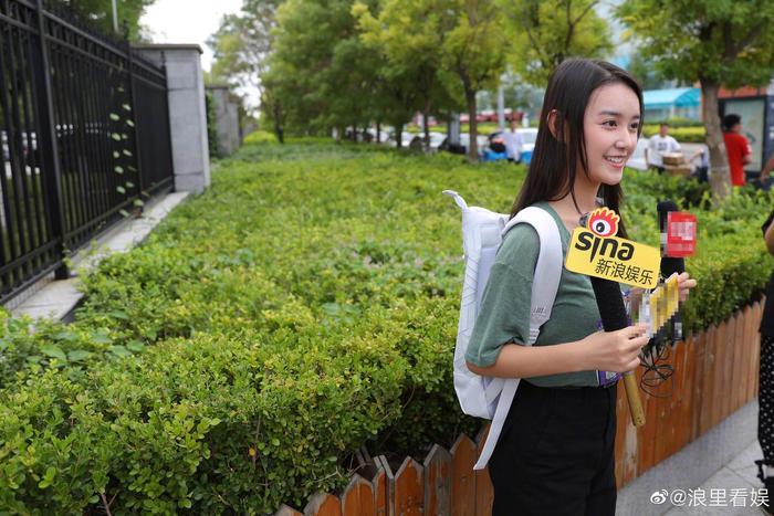 00后小花蒋依依现身中戏昌平校区，参加大一新生开学报到