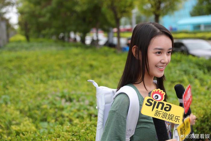 00后小花蒋依依现身中戏昌平校区，参加大一新生开学报到