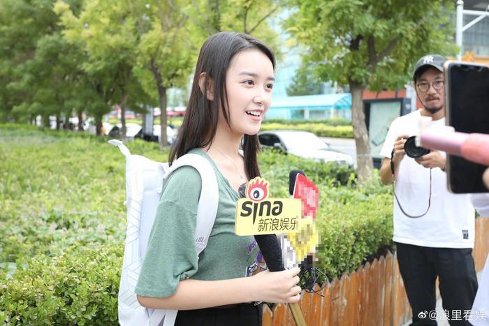 00后小花蒋依依现身中戏昌平校区，参加大一新生开学报到