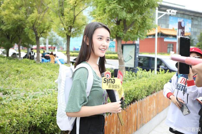 00后小花蒋依依现身中戏昌平校区，参加大一新生开学报到