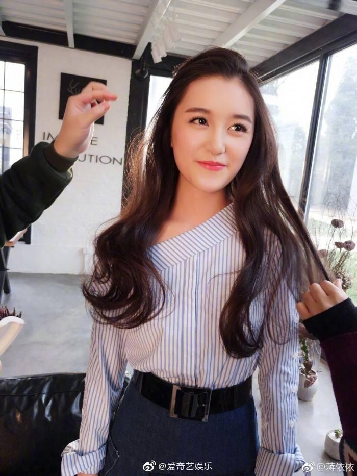 00后小花蒋依依现身中戏昌平校区，参加大一新生开学报到