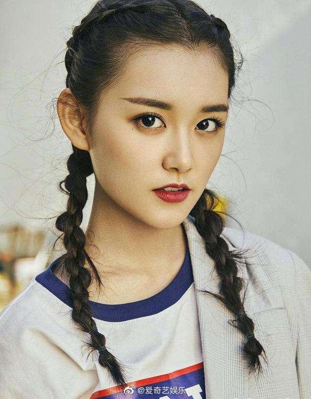 00后小花蒋依依现身中戏昌平校区，参加大一新生开学报到