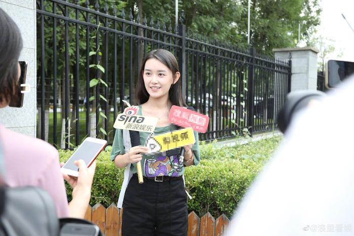 00后小花蒋依依现身中戏昌平校区，参加大一新生开学报到