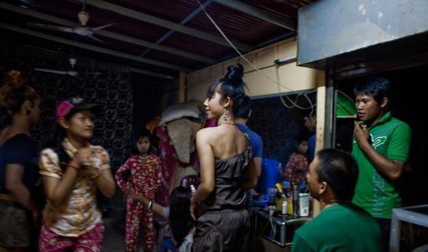 柬埔寨女人很热情在帮你，你可别以为占了便宜