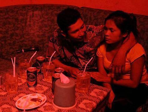 柬埔寨女人很热情在帮你，你可别以为占了便宜