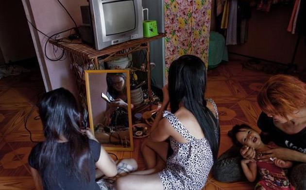 柬埔寨女人很热情在帮你，你可别以为占了便宜