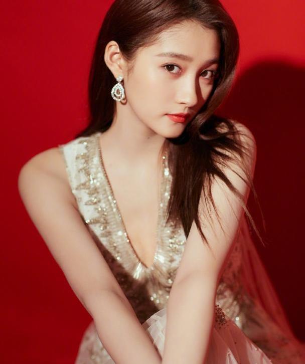 情人节约会被网友偶遇,鹿晗面带腼腆,关晓彤一脸淡定!!