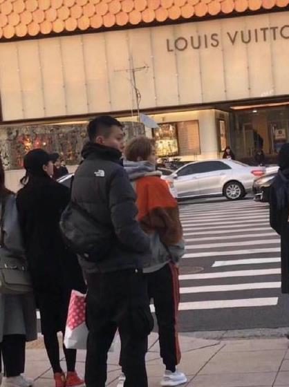 情人节约会被网友偶遇,鹿晗面带腼腆,关晓彤一脸淡定!!