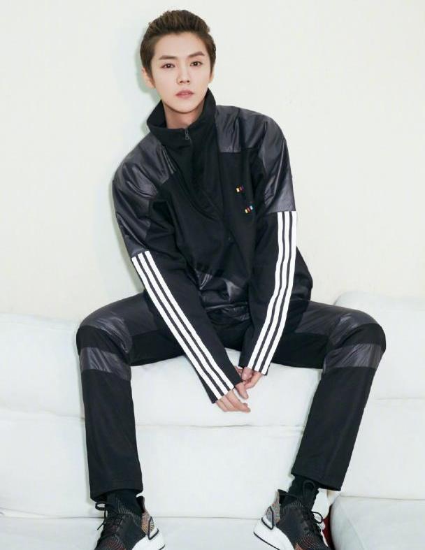 情人节约会被网友偶遇,鹿晗面带腼腆,关晓彤一脸淡定!!