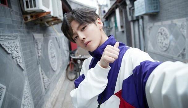 情人节约会被网友偶遇,鹿晗面带腼腆,关晓彤一脸淡定!!