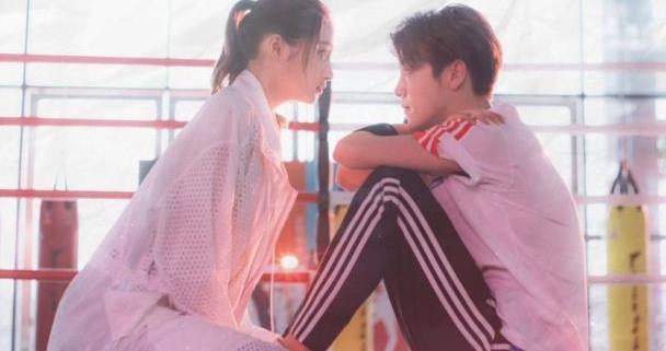 情人节约会被网友偶遇,鹿晗面带腼腆,关晓彤一脸淡定!!