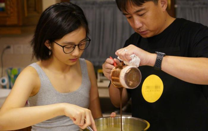 有种“少女身材”叫黄多多,与爸爸黄磊做蛋糕,穿背心美出新高度