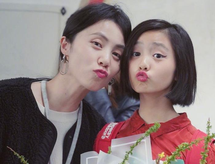 有种“少女身材”叫黄多多,与爸爸黄磊做蛋糕,穿背心美出新高度