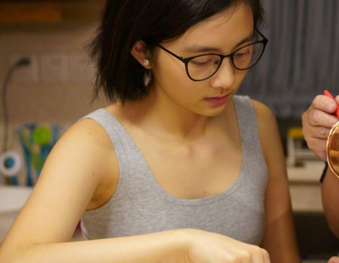 有种“少女身材”叫黄多多,与爸爸黄磊做蛋糕,穿背心美出新高度