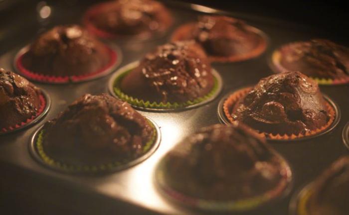 有种“少女身材”叫黄多多,与爸爸黄磊做蛋糕,穿背心美出新高度